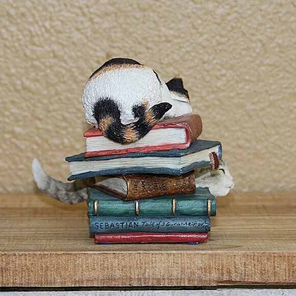 **SOLD** Kittens Playing on Books Retired Resin Figurine by Country Artists - Picture 5 of 11